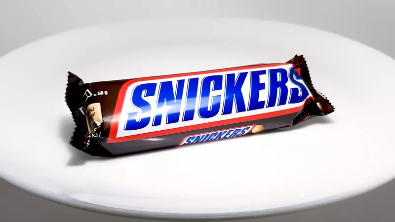 拿一塊《士力架巧克力》放置43天的結果 比起怎樣都不會變化的麥當勞漢堡，這裡的狀況算得上很劇烈惹