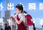 《強風大背頭》寫實版cosplay 網友表示：有喔！在逆風中吹著直笛向前邁進的感覺