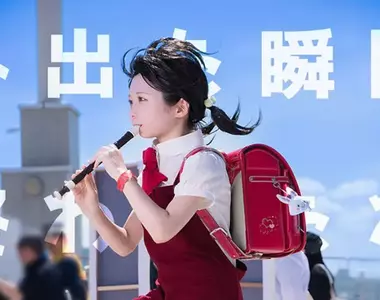 《強風大背頭》寫實版cosplay 網友表示:有喔!在逆風中吹著直笛向前邁進的感覺