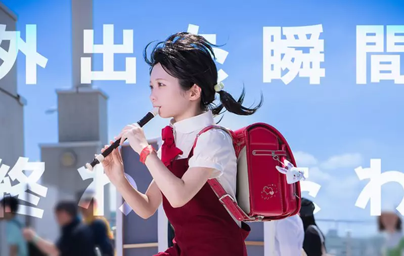 《強風大背頭》寫實版cosplay 網友表示：有喔！在逆風中吹著直笛向前邁進的感覺