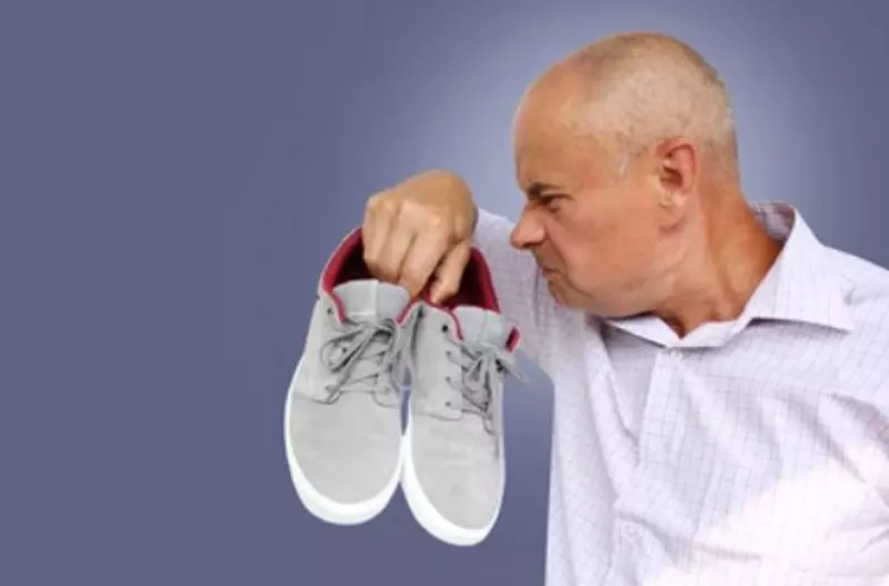 五十路阿姨騷擾事件 男子藉著問路機會要求脫鞋 得逞後還狂吸了一口穿過鞋子的味道 五十路阿姨騷擾事件 男子藉著問路機會要求脫鞋 得逞後還狂吸了一口穿過鞋子的味道