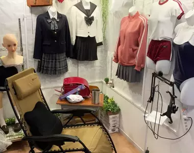 《成人漫畫家遠藤弘土》家中擺滿了糟糕的參考資料 卻聽說消防公司要來做檢查……