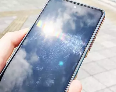 《夏季手機中暑問題》因機身過熱導致電池膨脹，嚴重的話還可能會爆炸