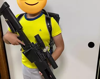 小學生用厚紙板做出了一把狙擊槍 在這個時間點秀出來有點尷尬,把它帶去學校的話會NG唷