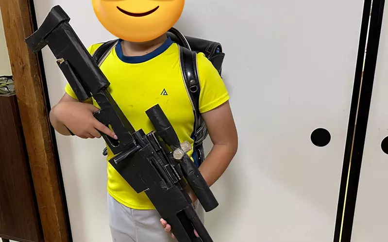 小學生用厚紙板做出了一把狙擊槍 在這個時間點秀出來有點尷尬，把它帶去學校的話會NG唷