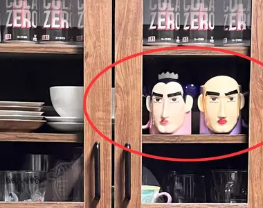 朋友送的喬遷禮物《裘馬跟馬卡歐馬克杯》這杯子存在感太高，感覺放在櫃子裡半夜他們還會聊天...