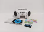 扭蛋商品《迷你復古CD音響》每款隨附一張迷你CD，還支援錄音跟播放的功能