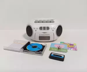 扭蛋商品《迷你復古CD音響》每款隨附一張迷你CD，還支援錄音跟播放的功能