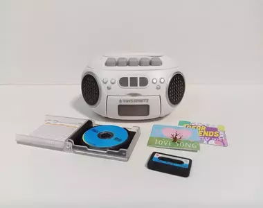 扭蛋商品《迷你復古CD音響》每款隨附一張迷你CD,還支援錄音跟播放的功能