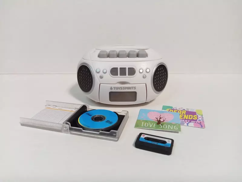 扭蛋商品《迷你復古CD音響》每款隨附一張迷你CD，還支援錄音跟播放的功能