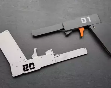 《卡片式橡皮筋槍》單手操作瞬間化身特務 簡約科幻風設計大獲好評