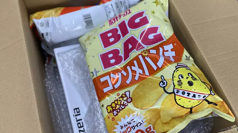 《洋芋片當緩衝材》日本網友大讚這個賣家太神了 但也有人覺得恐怖不敢吃？