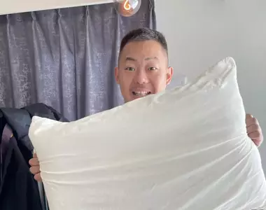 《日本搞笑藝人酒井貴士》枕頭套發黑被網友吐槽太噁心 去漬粉品牌趁機打一波廣告爆紅了