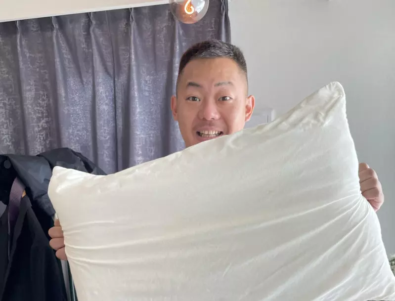 《日本搞笑藝人酒井貴士》枕頭套發黑被網友吐槽太噁心 去漬粉品牌趁機打一波廣告爆紅了