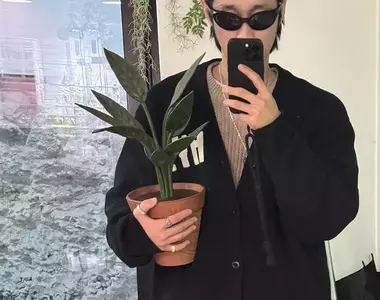 韓國設計師創作《La Pianta》觀葉植物手拿包,不但有空間收納物品,還可以讓你出門攜帶一些綠意