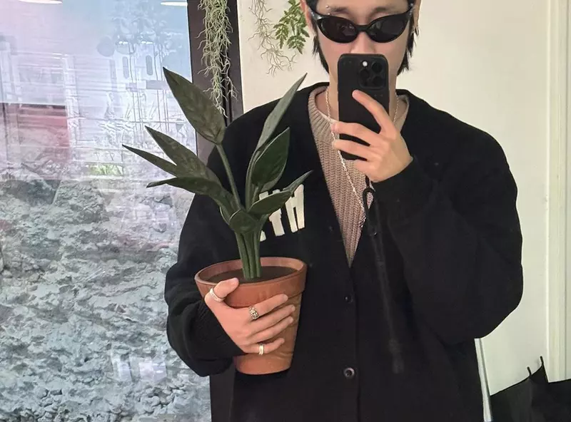 韓國設計師創作《La Pianta》觀葉植物手拿包，不但有空間收納物品，還可以讓你出門攜帶一些綠意