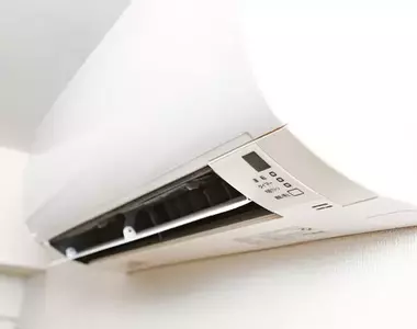 冷氣機漏水問題 美術大學的學生表示:這小問題我一下就能處理好(捲袖子)