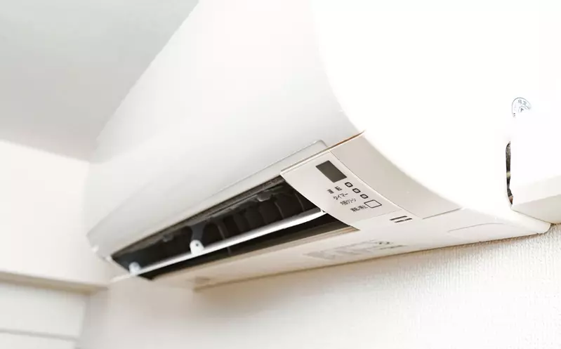 冷氣機漏水問題 美術大學的學生表示:這小問題我一下就能處理好(捲袖子)