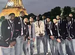 《美國奧運男籃代表隊》日本網友看到拍照姿勢驚呆了 有吉弘行的招牌歐巴桑姿勢紅到國外去? 《美國奧運男籃代表隊》日本網友看到拍照姿勢驚呆了 有吉弘行的招牌歐巴桑姿勢紅到國外去?