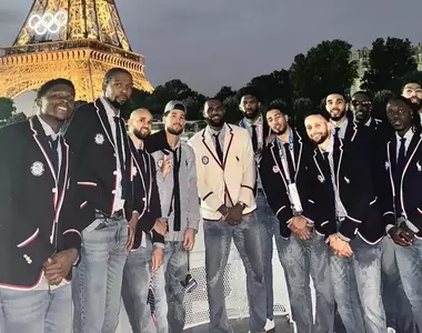 《美國奧運男籃代表隊》日本網友看到拍照姿勢驚呆了 有吉弘行的招牌歐巴桑姿勢紅到國外去?