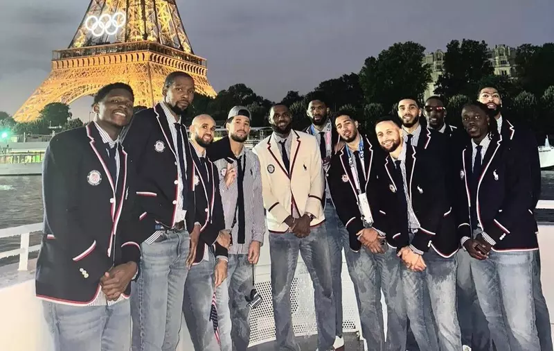 《美國奧運男籃代表隊》日本網友看到拍照姿勢驚呆了 有吉弘行的招牌歐巴桑姿勢紅到國外去？