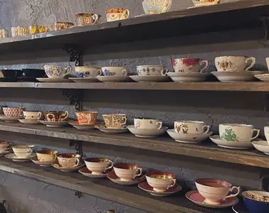 《咖啡廳遭遇大地震》整排茶杯都沒摔破你敢信?止滑墊的效果讓網友直呼太神了
