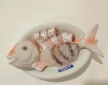 《刺身造型小盤子》有這款商品讓你在吃生魚片的時候也能多幾分樂趣