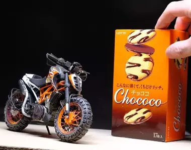 紙雕藝術家創作《KTM 390 Duke》重型機車 從機身到引擎跟輪胎全都做出來,做到極致精細程度的一件作品