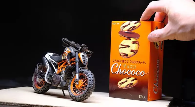 紙雕藝術家創作《KTM 390 Duke》重型機車 從機身到引擎跟輪胎全都做出來，做到極致精細程度的一件作品