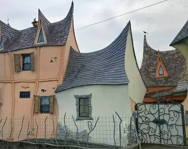 《濱松市的魔女之家》日本住宅區出現一整排扭曲房子 成了建築愛好者趨之若鶩的觀光地