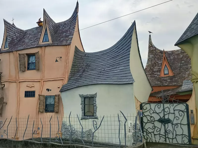 《濱松市的魔女之家》日本住宅區出現一整排扭曲房子 成了建築愛好者趨之若鶩的觀光地 《濱松市的魔女之家》日本住宅區出現一整排扭曲房子 成了建築愛好者趨之若鶩的觀光地