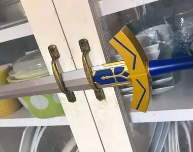 地震對策《騎士王的王者之劍正確用法》如此一來就不用擔心櫃子被震開了