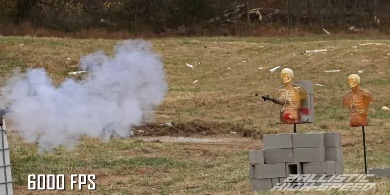 《火箭筒打到人會怎樣》用橡膠人體模型進行實驗，結果就是炸完之後什麼都沒剩下...