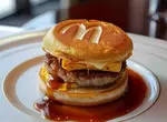 告訴AI把麥當勞弄成高級餐廳的樣子看看 結果大麥克跟麥克雞塊通通變成精緻的西式料理惹 告訴AI把麥當勞弄成高級餐廳的樣子看看 結果大麥克跟麥克雞塊通通變成精緻的西式料理惹