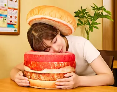 《摩斯漢堡一番賞》這個漢堡午休枕直接讓你舒服躺在裡面，也太幸福了吧(大心)