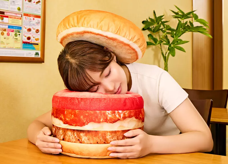 《摩斯漢堡一番賞》這個漢堡午休枕直接讓你舒服躺在裡面，也太幸福了吧(大心)