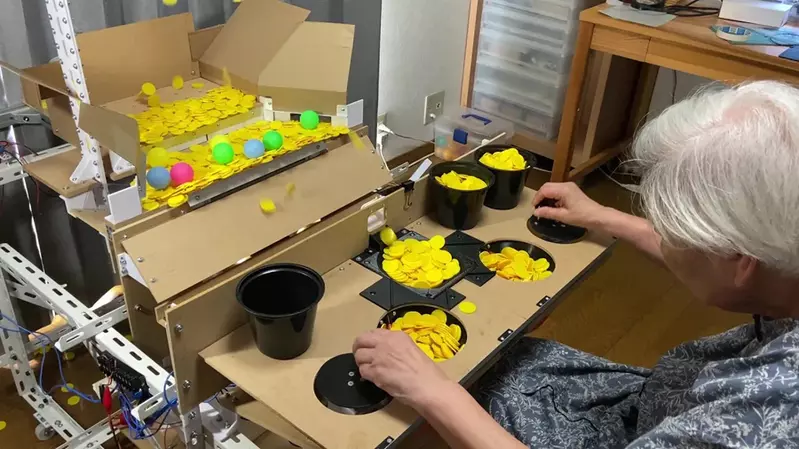 網友自製了一款堆幣機遊戲 做給了喜歡玩這款遊戲的92歲老奶奶 網友自製了一款堆幣機遊戲 做給了喜歡玩這款遊戲的92歲老奶奶