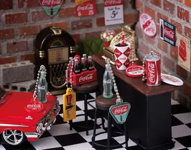 萬代推出《可口可樂模型吊飾》歷代扭蛋 把經典掛在身上趴趴走