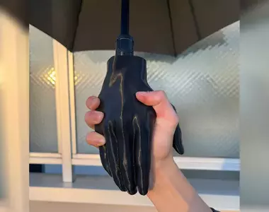 網友用3D掃描自己的手做成雨傘握把 這樣手牽手撐起傘的感覺真好❤