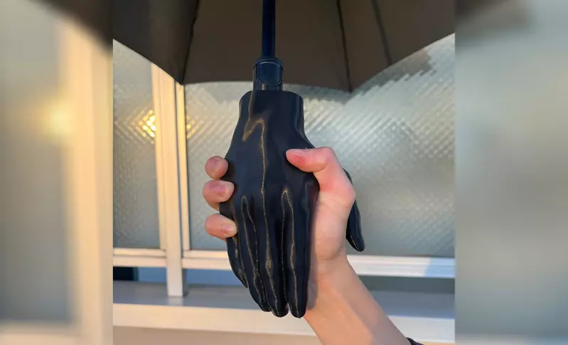 網友用3D掃描自己的手做成雨傘握把 這樣手牽手撐起傘的感覺真好❤
