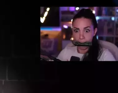 含著口琴玩恐怖遊戲《除邪》所有驚嚇的叫聲通通變成了樂器的聲音，反而覺得好像有點不恐怖惹XD