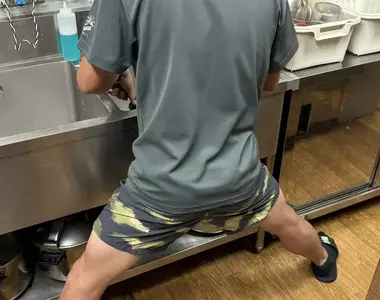 《漫畫家分享開腳洗碗法》登山界特有的防腰痛絕招？其實在不同業界也被廣泛運用