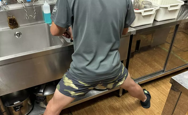 《漫畫家分享開腳洗碗法》登山界特有的防腰痛絕招？其實在不同業界也被廣泛運用