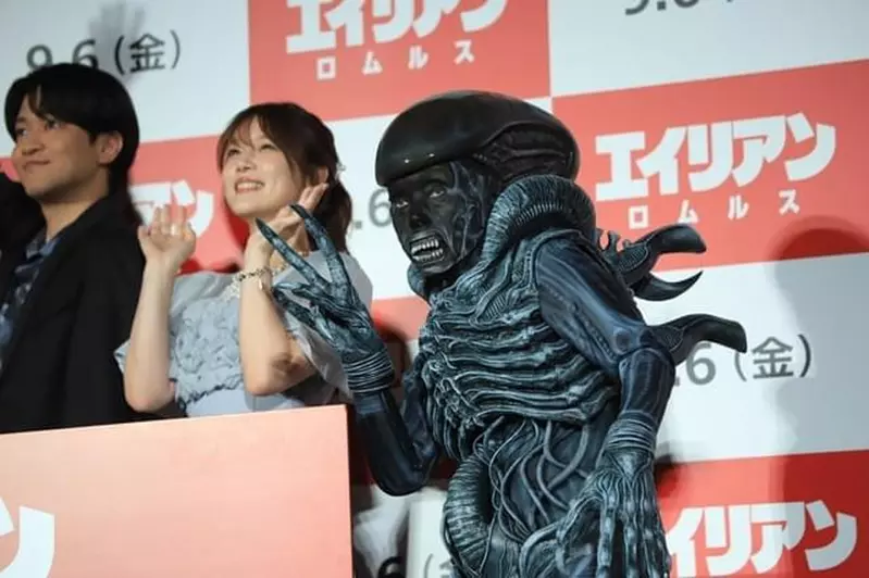 《異形：羅穆路斯》日本9月6號上映 宣傳記者會上老牌女演員「研ナオコ」換上了一身精彩的異形cosplay