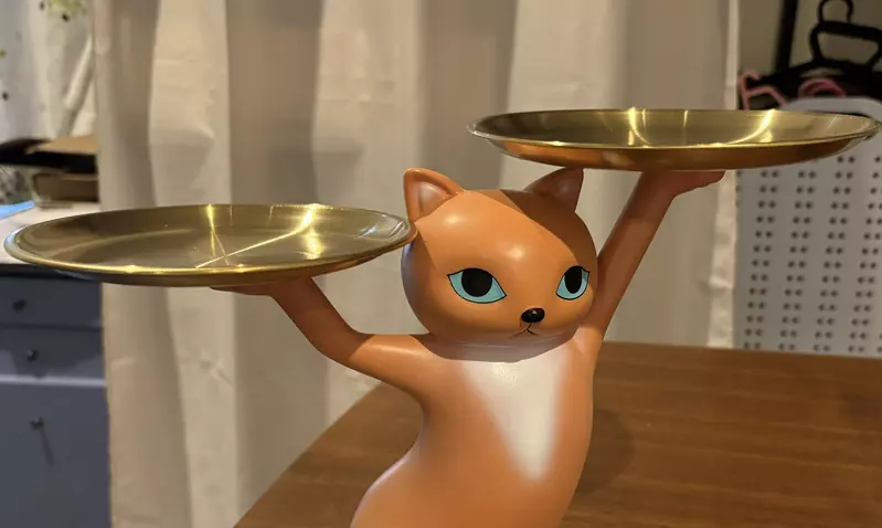 《端盤子的貓雕像》日本網友收到謎樣生日禮物 究竟可以拿來作什麼用途？