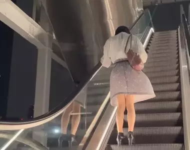 日本剪刀癡漢 因為太想看女生裙子裡穿什麼內褲,索性用剪刀剪開手扶梯前面女性的裙子