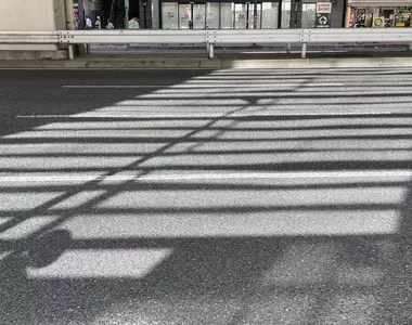 《詐欺斑馬線》光線反射產生超危險錯覺 一不留神就會從這裡過馬路?