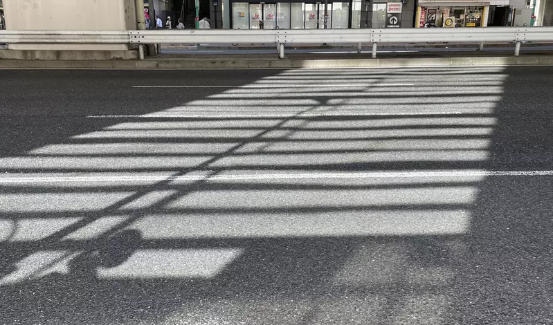 《詐欺斑馬線》光線反射產生超危險錯覺 一不留神就會從這裡過馬路？