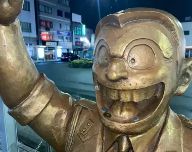 《龜有站前的兩津銅像》往他嘴裡塞錢的許願文化?確定不會反而招來霉運嗎?