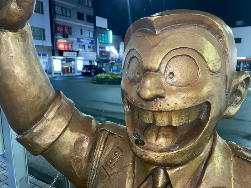 《龜有站前的兩津銅像》往他嘴裡塞錢的許願文化？確定不會反而招來霉運嗎？